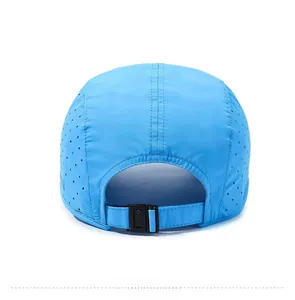 Vue arrière d'une casquette de sport séchage rapide avec aérations et boucle réglable