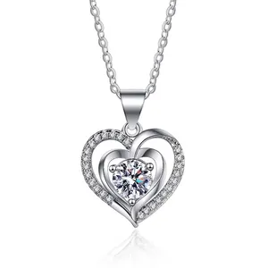 Dettaglio del ciondolo a cuore in argento con moissanite centrale e pavé di zirconi