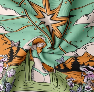 Dettaglio di un arazzo bohémien con illustrazioni vintage, montagne e una farfalla