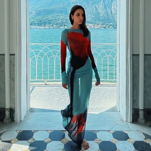Détail de l'imprimé abstrait bleu et rouge sur robe en maille à manches longues et fente