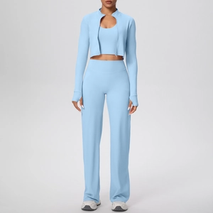 Ensemble de sport bleu clair trois pièces avec veste, gilet et pantalon de yoga