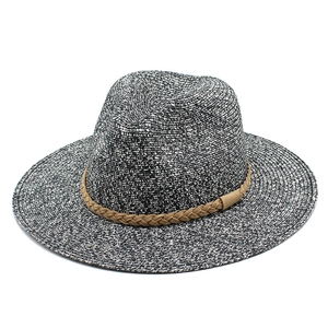 Chapeau de paille bicolore tressé avec ruban en cuir camel pour protection solaire de plage
