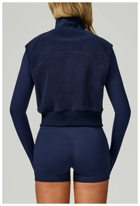 Vue arrière d'un gilet en polaire bleu marine et ensemble de sport à col montant zippé