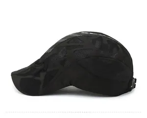 Vue latérale du béret en maille noire montrant le tissu aéré et la boucle de réglage