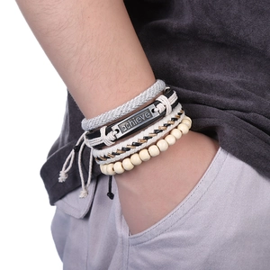 Vue détaillée du lot de bracelets en cuir avec perles en bois et plaque métal gravée