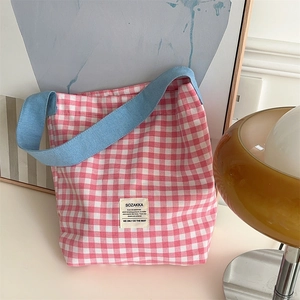 Détail du sac cabas en toile à carreaux rose avec bandoulière bleu clair et étiquette