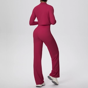 Vue arrière de l'ensemble de yoga rouge foncé avec veste slim et pantalon évasé