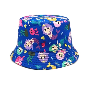Dettaglio dei motivi colorati con sirene e oceano su questo cappello alla pescatora blu