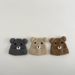 Lot de trois bonnets d'hiver en tricot pour bébé avec oreilles d'ours multicolores