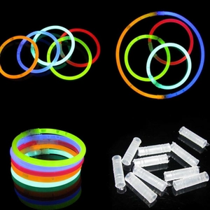Détails des bâtons lumineux colorés et connecteurs pour bracelets et colliers fluo