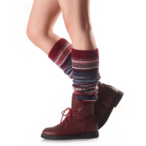 Détail de jambières en tricot jacquard ethnique bordeaux avec motifs à rayures et textures