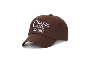 Vue détaillée d'une casquette en coton marron foncé avec broderie CLASIC AND BASIC