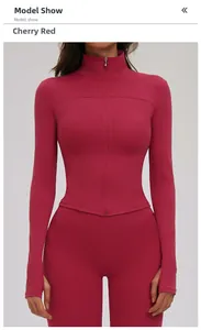 Detailansicht der kirschroten Yoga-Jacke mit Stehkragen und Daumenloch-Bündchen