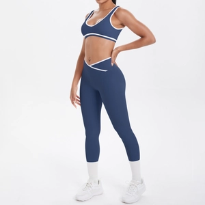 Detail eines dehnbaren navy Yoga-Sets mit weißen Kontraststreifen und V-Ausschnitt