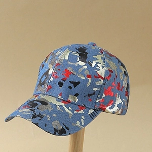 Casquette de baseball en denim avec camouflage de peinture et visière courbée
