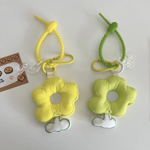 Pendentifs fleurs en peluche brodées en jaune et vert citron avec détails de nuages