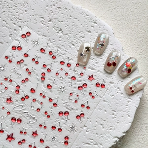 3D Kirsch-Nagelsticker mit funkelnden roten Früchten und silbernen Konturen für Maniküre