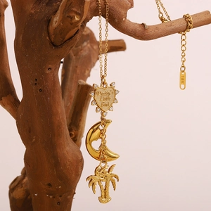 Collana placcata oro 18K con ciondoli a cuore luna e palma su un ramo