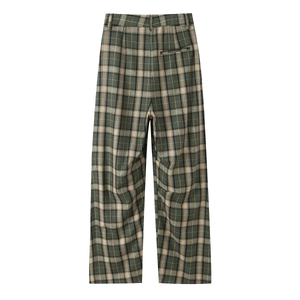 Groene en beige geruite broek met rechte pijpen en achterzak op witte achtergrond