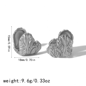 Vue détaillée des boucles d'oreilles cœur argentées avec dimensions 18mm et poids