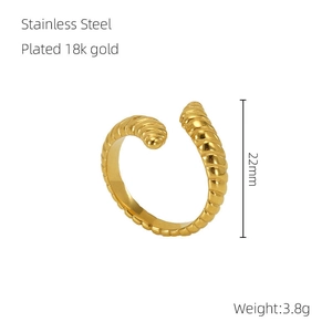 Détail de la bague chenille en acier inoxydable plaqué or 18 carats avec texture