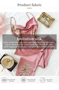 Détail de l'ensemble de pyjama en satin rose fleuri avec texture du tissu et icônes