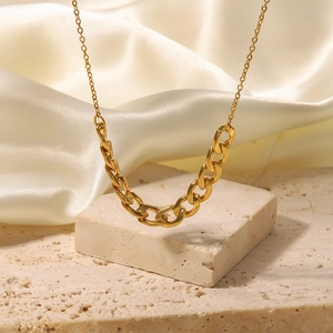 Collier Minimaliste en Acier Inoxydable Plaqué Or Avec Chaîne Gourmette et Design d'Épissage pour Femme Bijoux Personnalisés Élégants