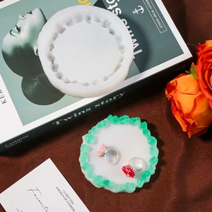 Vue détaillée du moule en silicone ondulé et plateau en résine aux bords de cristal vert