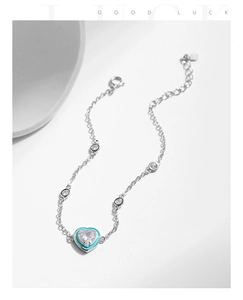 Détail du bracelet en argent S925 avec cœur en émail bleu Tiffany et pierres zircons