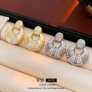Boucles d'oreilles créoles en forme d'éventail plaquées or et argent avec zircons