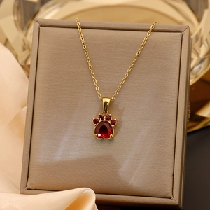 Joli collier patte de chat en acier titane plaqué or 18K avec pendentif zircon rouge cœur
