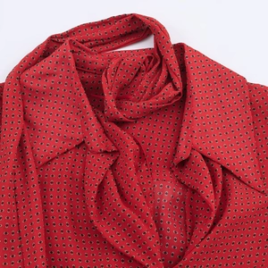 Chemisier rouge à imprimé fleuri avec nœud élégant au col et texture tissée rétro