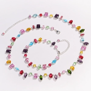 Nahaufnahme von buntem Zirkon-Schmuckset mit verschiedenen Schliffen und Karabiner