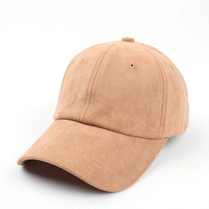 Détail de la texture suédine et des coutures sur la casquette de baseball couleur camel