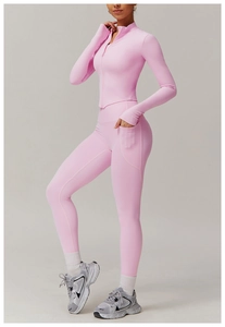 Vue détaillée d'un ensemble de yoga rose avec veste zippée et poches taille haute