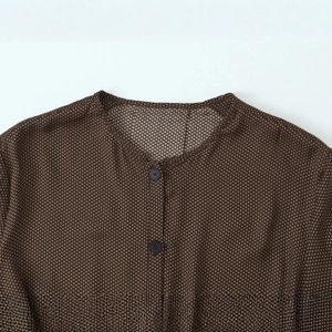Robe marron à pois à manches longues avec col rond et patte de boutonnage élégante