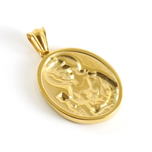 Gros plan du pendentif ovale doré avec relief de déesse grecque antique et détails polis