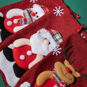 Chaussettes de Noël avec Père Noël, bonhomme de neige et renne en relief sur toile rouge