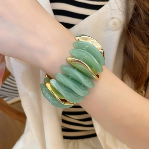 Fashionable elastic bracelet with green marble resin tiles and gold-polished metal links