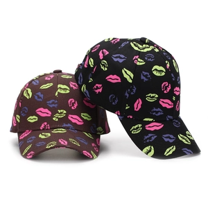 Neon lip print baseball caps in black and dark brown with full-print outdoor sun protection