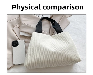 Détail macro du sac cabas en velours côtelé avec comparaison de taille par smartphone