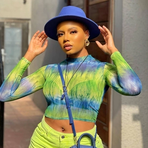 Haut court en mesh tie-dye à manches longues avec imprimés bleus et verts vifs