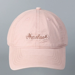 Detailansicht einer rosa Baumwoll-Basecap mit eleganter Abundant-Stickerei vorne
