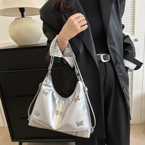 Borsa hobo argentata da donna con decorazioni a farfalla e finitura metallica lucida