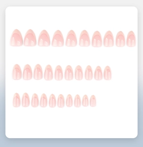 Dettaglio di 30 unghie finte a mandorla con design sfumato French rosa nudo