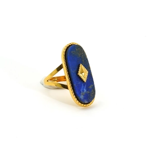 Détail d'une bague dorée en acier inoxydable avec turquoise ovale et marquage S.Steel