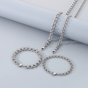 Detailansicht der silbernen Edelstahlkette und des Armbands mit Doppelgliedern