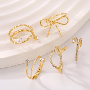 Fünfteiliges Set goldbeschichteter Vintage-Schleifenringe mit Perlen und Kristallen