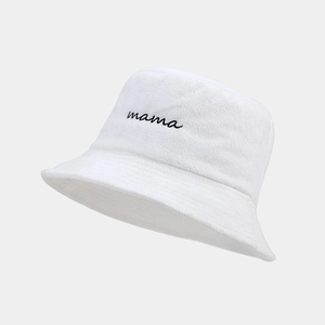 Dettaglio del cappello a secchiello bianco in spugna con ricamo mama in nero