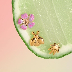 Ensemble de trois boucles d'oreilles en acier inoxydable avec fleur et abeille dorée